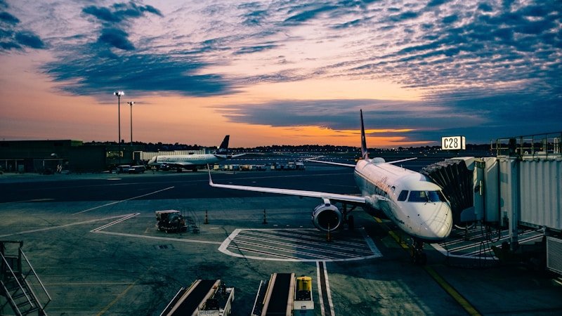 Bandara Narita Jepang dengan pemandangan pesawat