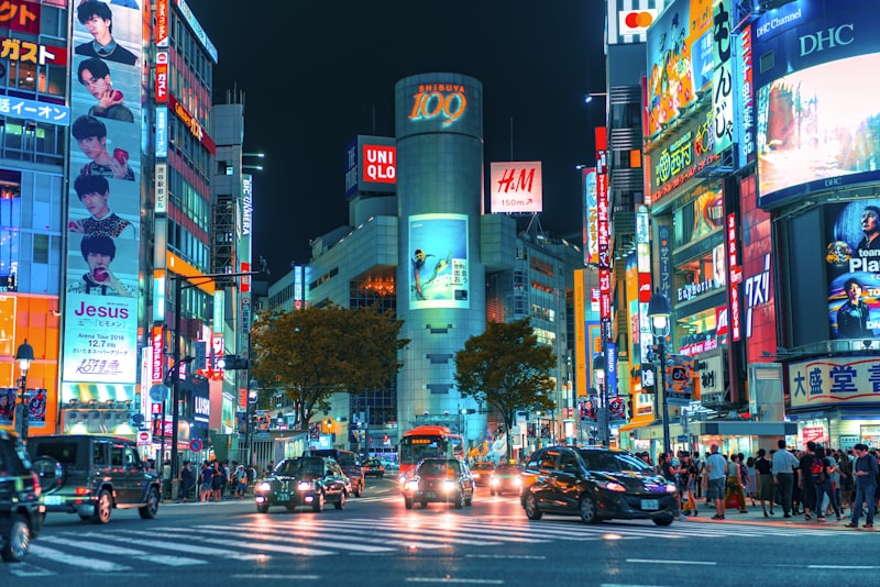 Shibuya Crossing yang ramai pada siang hari dengan gedung-gedung tinggi