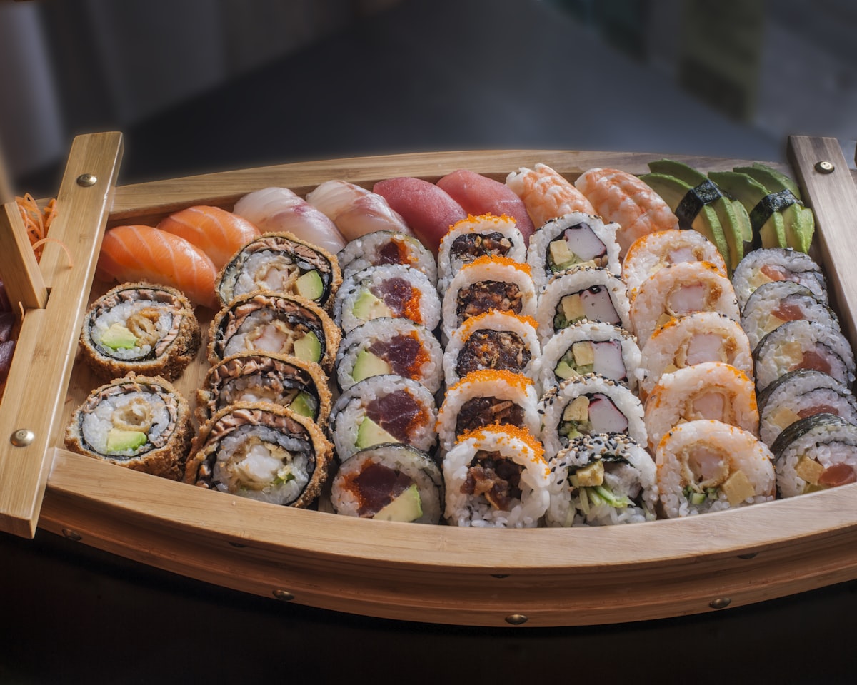 Berbagai hidangan Jepang: sushi, ramen, tempura, dan teh hijau